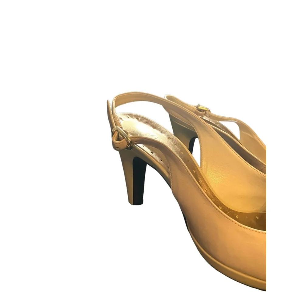 Michelle D Cream Peep Toe Sandals with Bow, Gold Size 6M